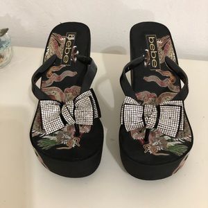 BeBe Dragón wedge sandles